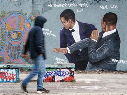 Un mural en Berlín del artista dominicano Jesús Cruz Artiles, conocido como Eme Freethinker, usa el sopapo de Will Smith a Chris Rock para hablar de las redes sociales.