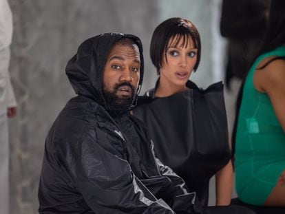 Kanye West y Bianca Censori en Milán, el 23 de febrero de 2024.