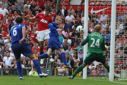 'Chicharito' Hernández remata a gol para darle la victoria al Manchester United frente al Everton.