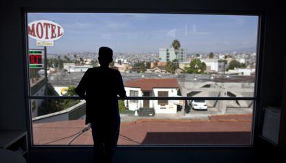Óscar pasa los días en la casa YMCA para menores migrantes de Tijuana, después de haber sido sorprendido por la patrulla fronteriza estadounidense saltando la valla.