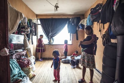 Una familia de la comunidad embera, hacinada en un piso de la capital de Colombia, Bogotá.