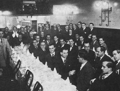 Un sopar d'un grups de escriptors catalans, entre ells Janès.