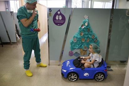 La fundación 'l’Onada de Petits Somriures' ha llevado los coches eléctricos de juguete a los quirófanos del hospital Taulí, en Sabadell (Barcelona).