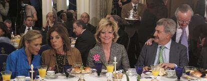 La alcaldesa de Madrid, Ana Botella con la delegada del Gobierno, Cristina Cifuentes y la presidenta regional Esperanza Aguirre en un desayuno informativo.