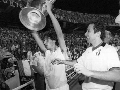 El Milan levanta la Copa, tras ganar al Bar&ccedil;a en 1994.