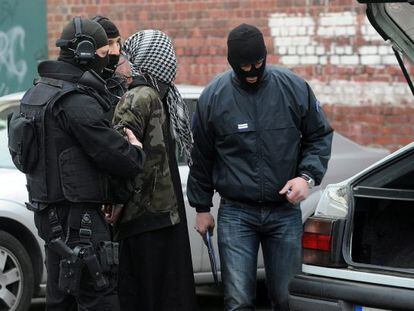 Un detenido en la redada antiterrorista en Roubaix.