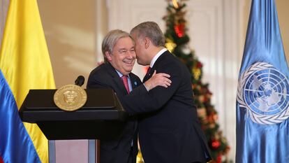 El secretario general de Naciones Unidas, Antonio Guterres, saluda al presidente de Colombia, Iván Duque, en la ceremonia por los cinco años del proceso de paz, en Bogotá.
