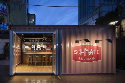 Exterior del bar y restaurante Schmatz Tokyo Dome, ubicado en el centro de la capital nipona.