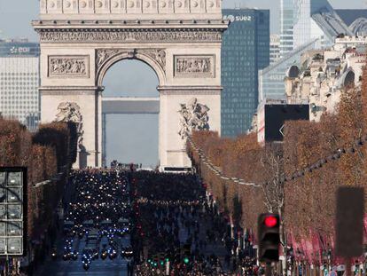 La comitiva funeraria del fallecido cantante Johnny Hallyday en los Campos Elíseos de París