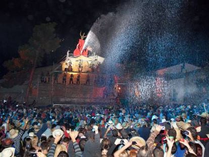 El macho cabr&iacute;o durante el momento m&aacute;s esperado por el p&uacute;blico del aquelarre de Cervera.