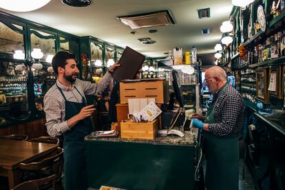 Trabajadores de hostelería en Santiago de Compostela, este lunes.