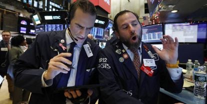Operadores en el parqués de Wall Street.