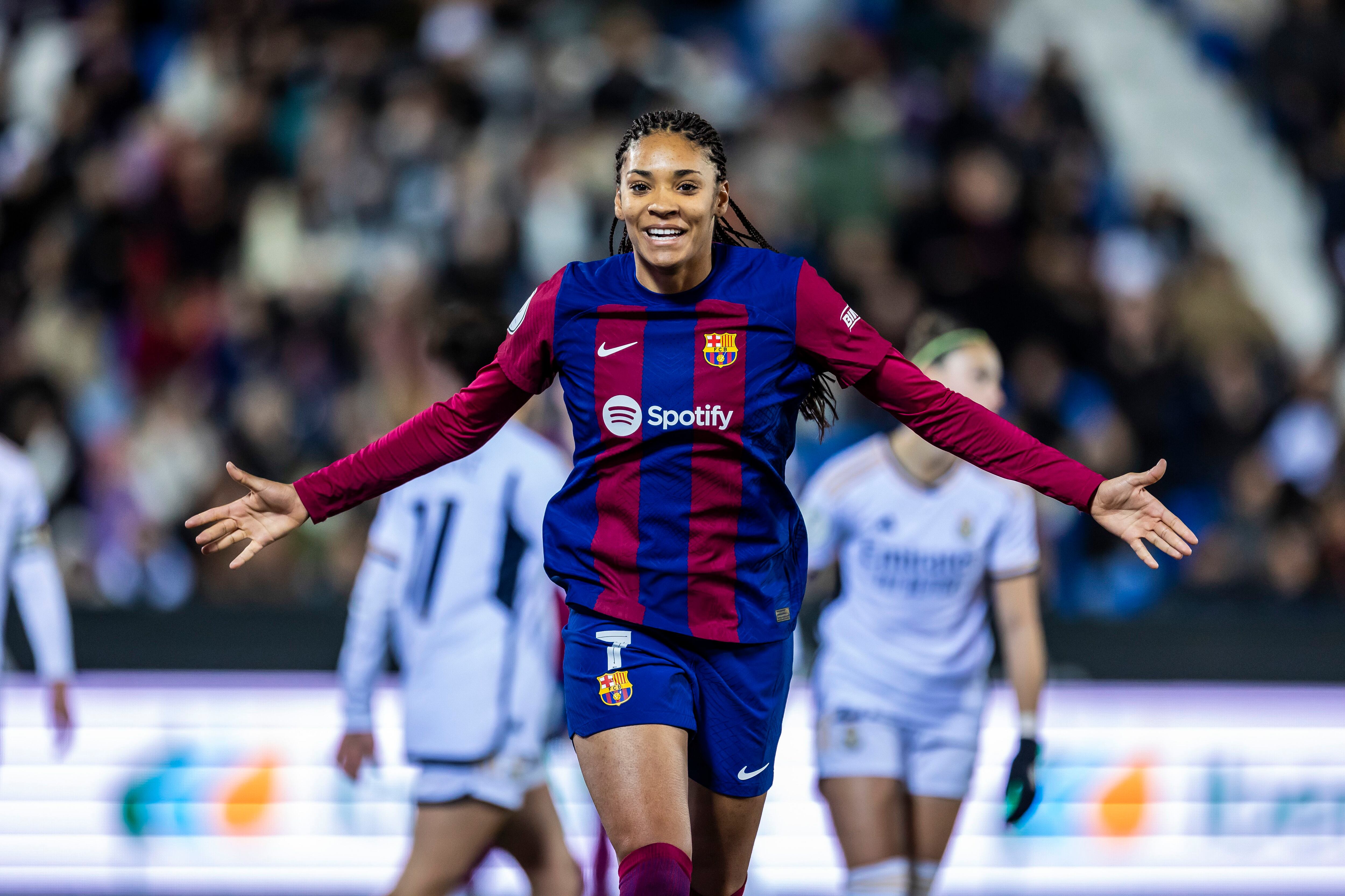 Salma Paralluelo festejando su tanto frente al Real Madrid.