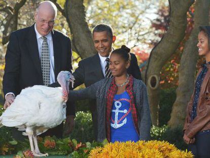 Sasha y Obama acarician a 'Cobbler' ante la mirada de Malia y el presidente de la Asociación Nacional del Pavo.