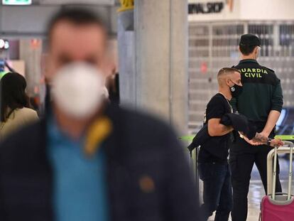 Un Guardia Civil monta guardia en el aeropuerto de Madrid-Barajas, donde es obligatoria la prueba PCR para pasajeros de vuelos procedentes de países con riesgo. 