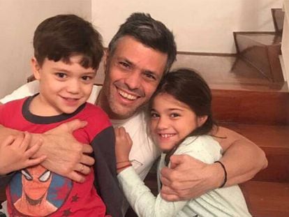 Leopoldo López, con sus hijos, en una foto cedida por su familia.