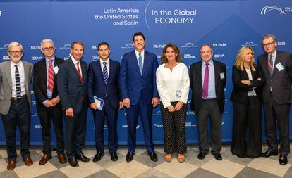 Foto de familia minutos antes del inicio del foro 'Latinoamérica, Estados Unidos y España: En la Economía Global'.