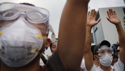 Estudiantes provistos de máscaras de gas protestan en Hong Kong.