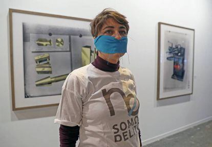 La portavoz de Podemos en la Asamblea de Madrid, Lorena Ruiz-Huerta, realiza una performance como protesta contra la retirada de la obra del artista Santiago Sierra en ARCO 2018.