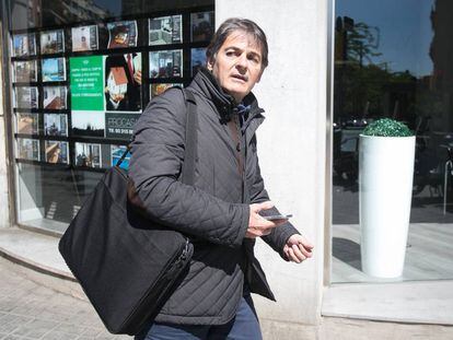 Oriol Pujol sale del domicilio familiar.