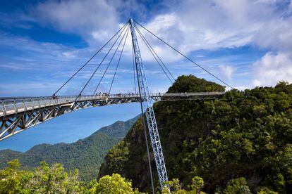 El Langkawi Sky Bridge es un puente peatonal de 125 metros de largo situado a 700 metros de altitud en el pico de Gunung Mat Chinchang, en la isla malaya de Langkawi.