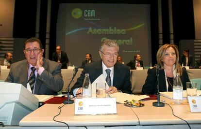 El presidente de la CAM y Banco Base, Modesto Crespo (centro), junto a la directora general, María Dolores Amorós.