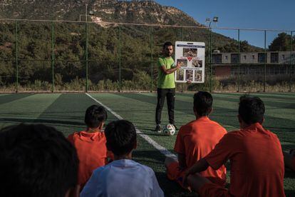 Un grupo de chicos de Zawita (Iraq), atiende a una sesión de concienciación contra las minas terrestres y otros artefactos explosivos, previa a un partido de fútbol amistoso. Spirit of Soccer organiza estos partidos en distintos pueblos de la zona.
