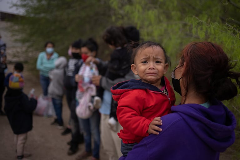Un grupo de migrantes de Honduras esperan ser atendidos el 15 de marzo en un centro en Peñitas, Texas.