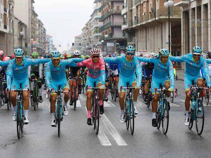 Vincenzo Nibali (c) celebra con su equipo la victoria en el Giro.