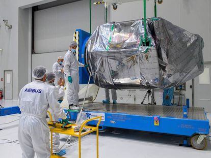 Trabajadores de Airbus desempaquetan el satélite Seosat-Ingenio en Kuru (Guyana Francesa), el 28 de septiembre.