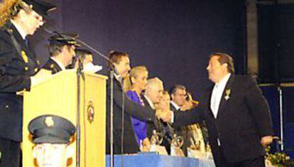 Otro de los cabecillas, Alfonso Tezanos, recibe la medalla al mérito policial en 2009 en presencia del fiscal Manuel Moix, Cristina Cifuentes, Carlos Dívar, Amparo Valcarce y Francisco Granados, entre otros cargos.