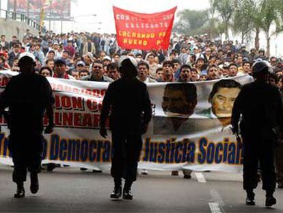 Centenares de obreros de la construcción se manifiestan en la avenida Vía Expresa de Lima.