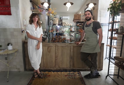 Timi Argyelan y Joaquín Escrivá, obradores y propietarios de Alma Nomad Bakery.