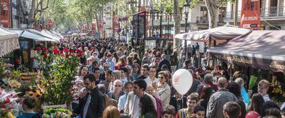 Milers de ciutadans van participar a Barcelona en la diada de Sant Jordi.