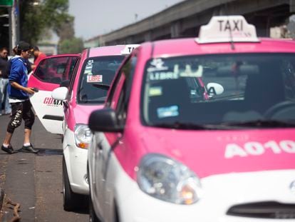 Un sitio de taxis, en Ciudad de México, durante la emergencia sanitaria.