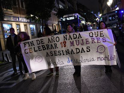 Un grupo de personas, el 29 de diciembre frente a la sede del Ministerio de Justicia, en Madrid, en una protesta por el repunte de asesinatos machistas.