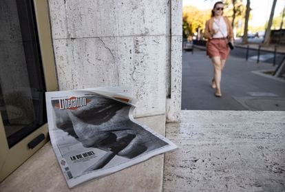 Un ejemplar del diario 'Libération', anunciando la muerte de Belmondo, en el portal de su casa la mañana del martes, al día siguiente de su fallecimiento.