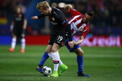 Julian Brandtn (izquierda) del Bayer Leverkusen compite por el balón con Koke (derecha), del Atlético de Madrid.