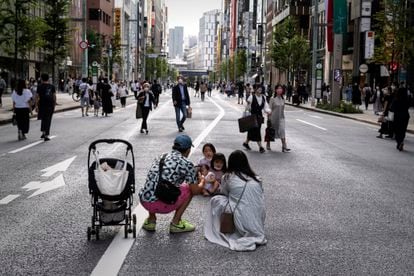 A couple photographs their children in Ginza, Tokyo, on October 2.