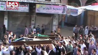 Imagen de vídeo de un funeral en Duma, a las afueras de Damasco.