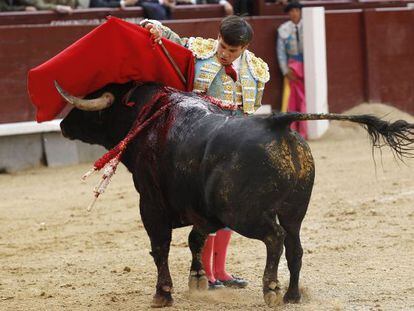 El novillero Gonzalo Caballero durante en la Feria de San Isidro en Las Ventas en el que ha compartido cartel con &Aacute;lvaro Sanl&uacute;car y C&eacute;sar Valencia.