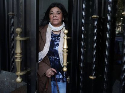 Elsa Riquelme, en el portal de su casa de Carabanchel.