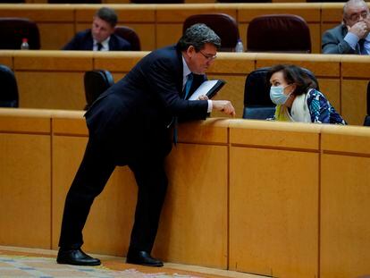 El ministro de Seguridad Social, José Luis Escrivá , habla con la vicepresidenta primera, Carmen Calvo, durante una sesión de control al Gobierno en el Senado este mes de mayo.