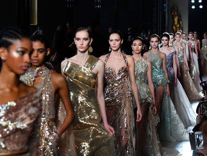 Elie Saab convierte a sus mujeres en sirenas y criaturas subacuáticas