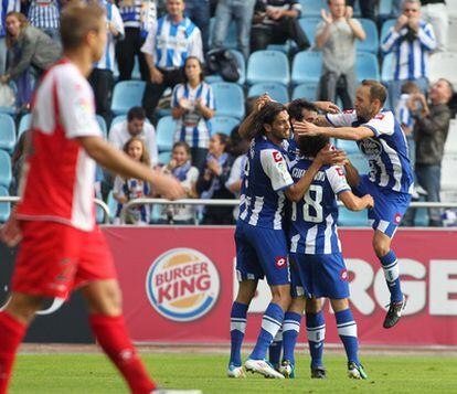 Los jugadores del Deportivo celebran uno de los goles.