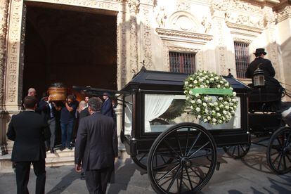 El coche de caballos que porta el féretro con los restos mortales de María Jiménez, a la salida de la capilla ardiente situada en el Ayuntamiento de Sevilla. 