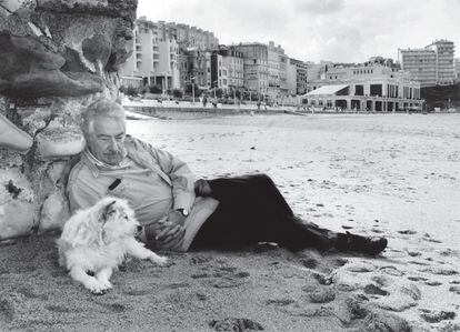 Álvaro Mutis en la playa de Biarritz en 1995.