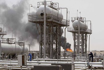 Trabajadores de la compañía South Oil Company, en el campo petrolífero de Rumaila (Irak).