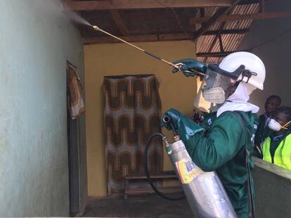 Un operario aplica un insecticida de nueva generación a las paredes y techos de un hogar en Domeabra (Ghana).
