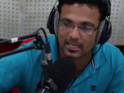 El obrero del textil bangladesí escucha Radio Sindicato